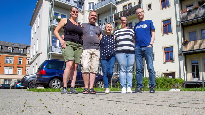 Ilona Imerlishvili (Mitte) ist wieder zurück bei ihren Nachbarn Isabel Schröbler (1.v.l.), Claudius Rienäcker (2.v.l.), Romy Schneider (4.v.l.) und Matthias Knebel (5.v.l) in Pirna.