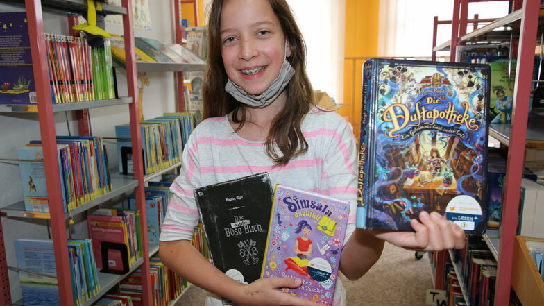 Lena Spitzner aus der 7. Klasse hatte sich zu Beginn des Buchsommers in der Waldheimer Bibliothek mit Lesestoff eingedeckt.