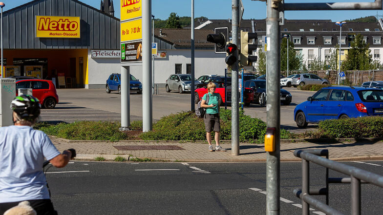 An der Poisentalstraße gibt die Fußgängerampel und dazu noch die Ampel für Radfahrer, die von und in Richtung Körnerstraße unterwegs sind. Die Wartezeiten liegen bei unter einer Minute.