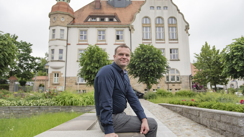 Stefan Schneider bewirbt sich um das Amt des Bürgermeisters in Großröhrsdorf. In der Stadt wird erstmals mit den neuen Ortsteilen Bretnig und Hauswalde ein gemeinsamer Bürgermeister gewählt.