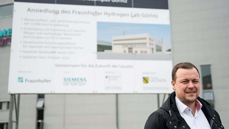 Bereits seit Anfang 2022 kündigt diese Tafel die Ansiedlung des Fraunhofer Hydrogen Lab in Görlitz an.