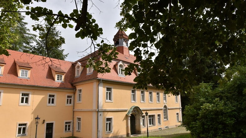 Immer noch idyllisch gelegen und ein schönes Haus, doch der jahrelange Leerstand macht Schloss Friedrichsthal nicht besser.