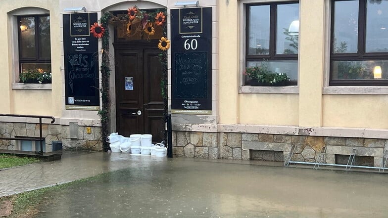 Der Regen verwandelte den Eingang zur  Schokoladenmanufaktur am Sonntag in einen See.