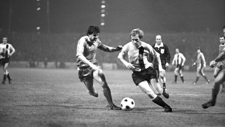 Dynamisch am Ball: Gert Heidler (r.) in einem seiner 54 Europacup-Spiele am 3. November 1976 beim 4:0-Sieg gegen Ferencváros Budapest.
