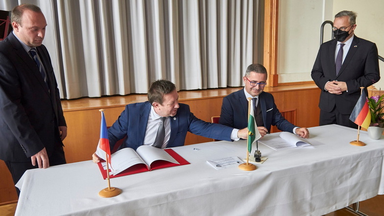 Kontrakt besiegelt: Die Vize-Kultusminister Jaroslav Miller (2.v.vl.) und Wilfried Kühner (3.v.l.) unterzeichnen den Vertrag im Pirnaer Schiller-Gymnasium.
