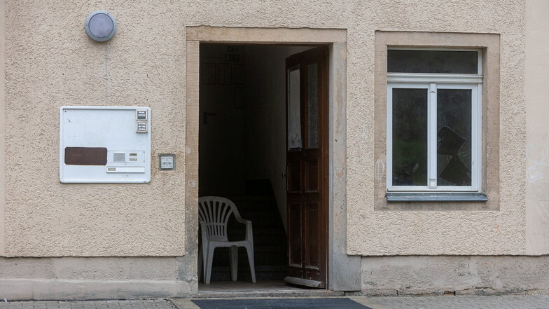 Mit Sturmhauben maskierte Männer waren am vergangenen Wochenende in dieses Haus in Sebnitz eingedrungen und hatten zwei junge Bewohner attackiert.