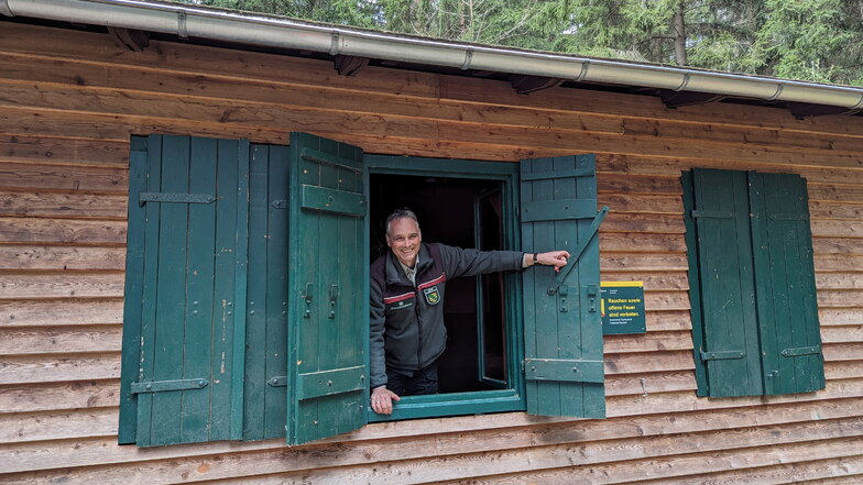 Am Forststeig Elbsandstein kann wieder gewandert und auf Biwaks und in Trekkinghütten übernachtet werden. Nationalparkchef Uwe Borrmeister öffnet die Rotsteinhütte.