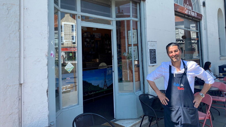 Ex-Bürgermeister und Brexit-Befürworter Anton Dani steht vor seinem Café
