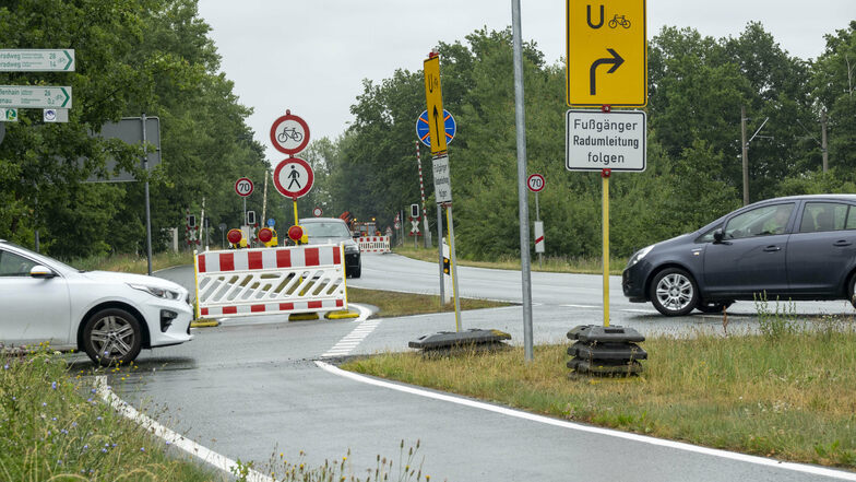 Seit Ende Juni müssen Fahrzeuge vorm Bahnübergang bei Tiefenau abbiegen, um über Nauwalde nach Gröditz zu gelangen.