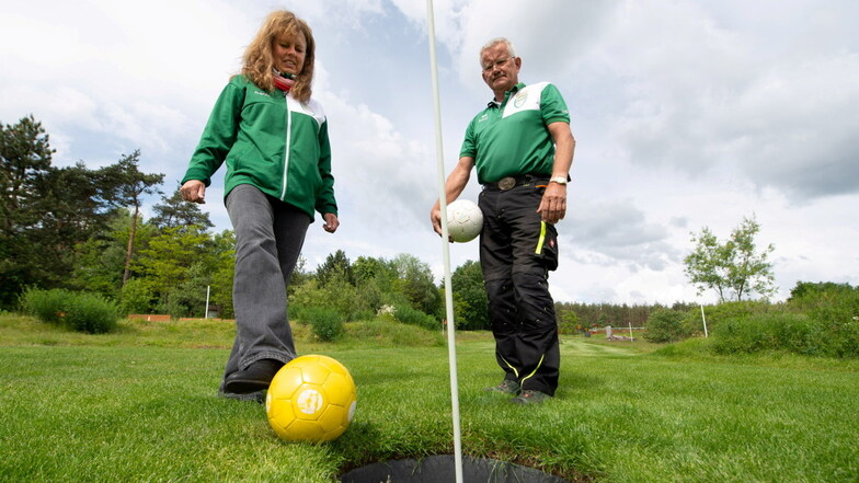 Auf der Soccer-Golf-Platzanlage üben Inhaber Dagmar (58) & Ralf (62) Fellendorf bereits für das Turnier.