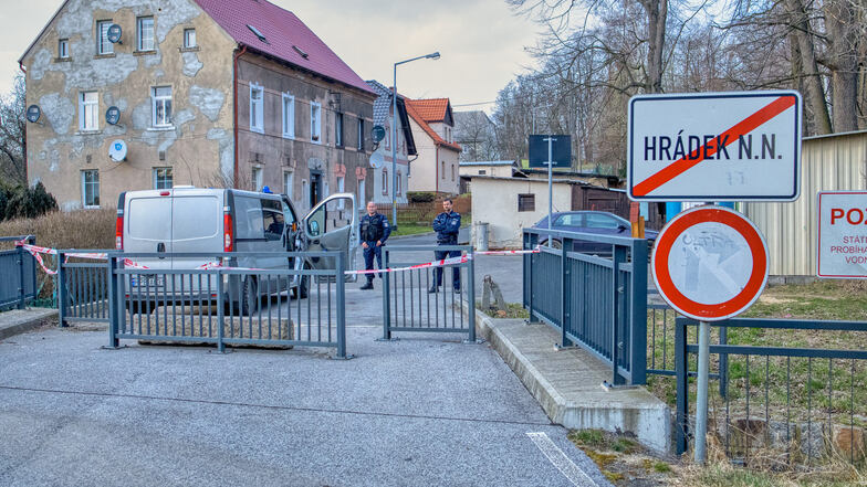 Die Polizei versperrt den Zutritt nach Hradek (Grottau), einer der touristischen Ausflugsziele.