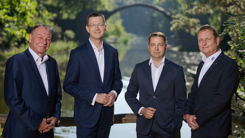 Die vier designierten Vorstände der neuen Volksbank Lausitz hatten sich schon fürs Fusionsfoto in Kromlau getroffen.