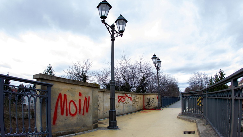 Gekritzel on the Stadtbrücke: The construction work found itself with illegal graffiti, which was formed from sandstone with large entfernen lassen.