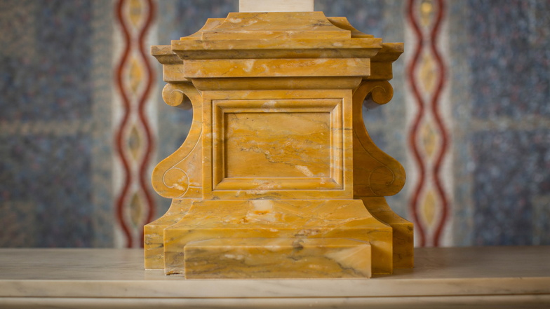 Besonders wertvoll ist dieser Sienesische Marmor, aus dem der Sockel des Kruzifixes in der Neuen Gruft gefertigt wurde.