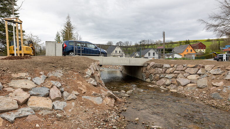 Eines der letzten Bauvorhaben entlang des Reichstädter Bachs ist die neue Brücke an der Obercarsdorfer Straße. Ihr Bau kostete rund 400.000 Euro.