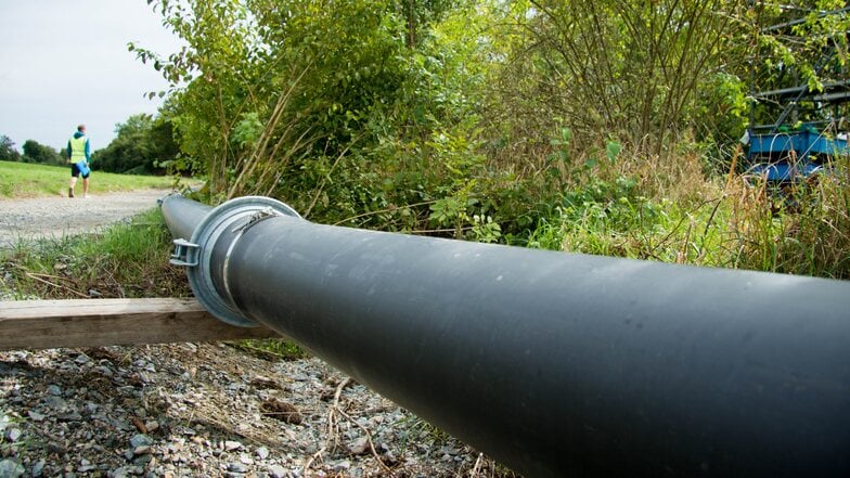 Durch dieses Überleitungsrohr wird das Abwasser während der Kanalsanierung zwischen Altmockritz und der Julius-Scholz-Straße gepumpt.