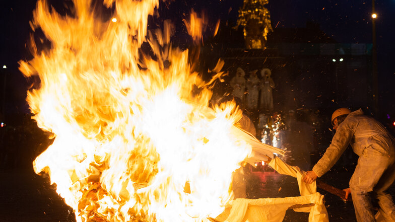 Am Goldenen Reiter wurde die Winterfigur verbrannt.