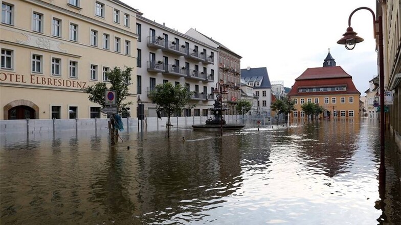 Das Elbehochwasser 2013 überflutete den Marktplatz und richtete verheerende Schäden an. Das konnte auch die Schutzwand nicht verhindern.
