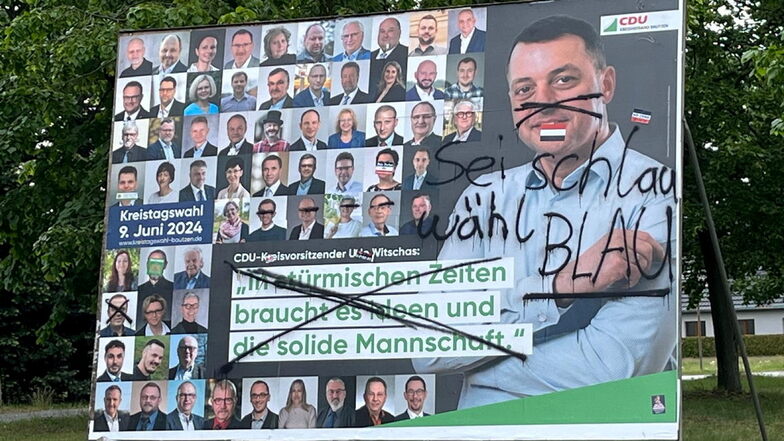 Dieses beschmierte Wahlplakat der CDU steht im Lohsaer Ortsteil Koblenz. Landrat Udo Witschas (CDU; rechts auf dem Plakat) lebt in Lohsa.