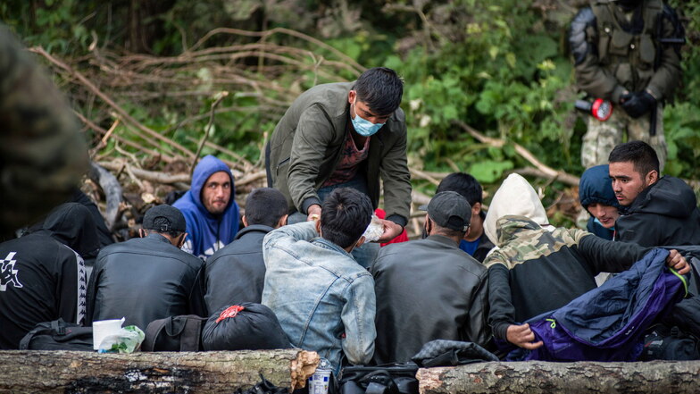 Symbolbild: Afghanische Flüchtlinge, die an der polnisch-belarussischen Grenze festsitzen, warten in einem behelfsmäßigen Lager.