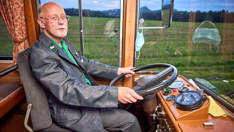 Mario Böhme, Chef von Böhmes Gesellschaftsfahrten, am Steuer des Whiskybusses. Er selbst trinkt überhaupt keinen Alkohol.