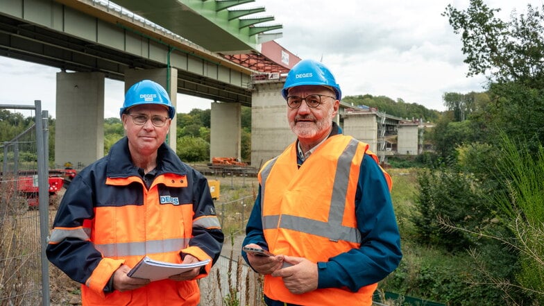 Projektleiter Bernd Urbank (links) und Projektmanager Hartmut Schurig überwachen den Fortgang der Arbeiten an der A14-Brücke bei Grimma.