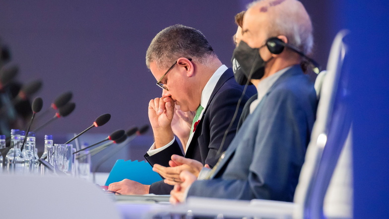 Alok Sharma, Präsident der COP26, hält die Hand bei der Schluss-Plenarsitzung der UN-Klimakonferenz COP26 vor das Gesicht. Nicht alle sind mit den Ergebnissen glücklich.
