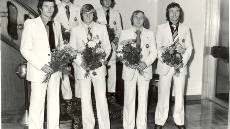 Mit Schlips, Krawatte und Blumenstrauß: Dynamos Olympiasieger von 1976 Dresden Hartmut Schade, Reinhard Häfner, Hans-Jürgen Dörner, Gert Heidler, Dieter Riedel, und Gerd Weber (v. l.).