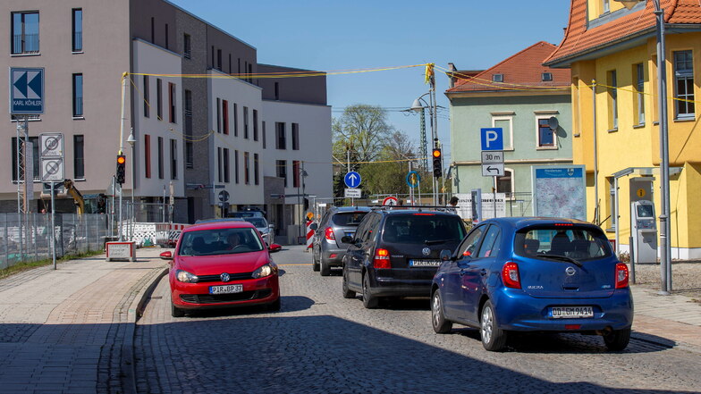 So viele Autos auf der Bahnhofstraße in Heidenau? Das ist selten, kommt aber aufgrund der Ampel jetzt öfter vor.