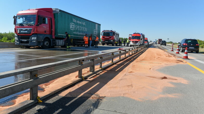 Hunderte Liter Diesel laufen aus Laster auf A9 bei Leipzig