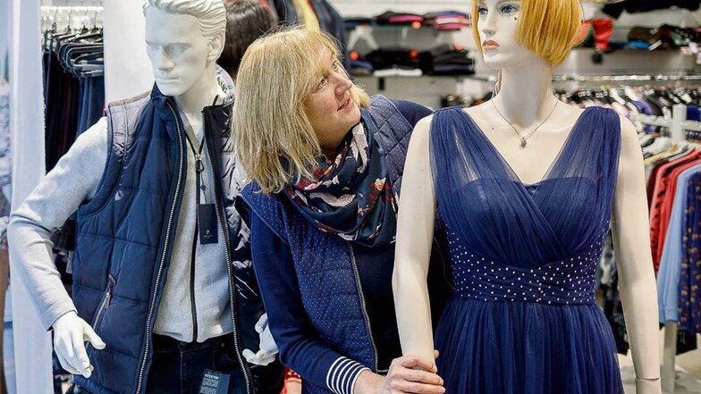 Angelika Dedeleit, Inhaberin von Goldmann Moden auf der Berliner Straße, zeigt neu eingetroffene Festmode. Sie freut sich auf das Frühjahr.