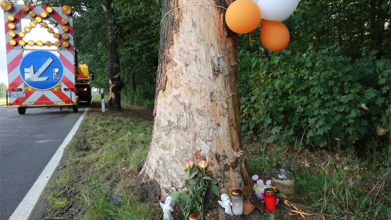 Blumen, Kerzen und Luftballons sollen an den tödlichen Unfall auf der B 6 bei Fischbach erinnern, bei dem zwei Kinder starben.