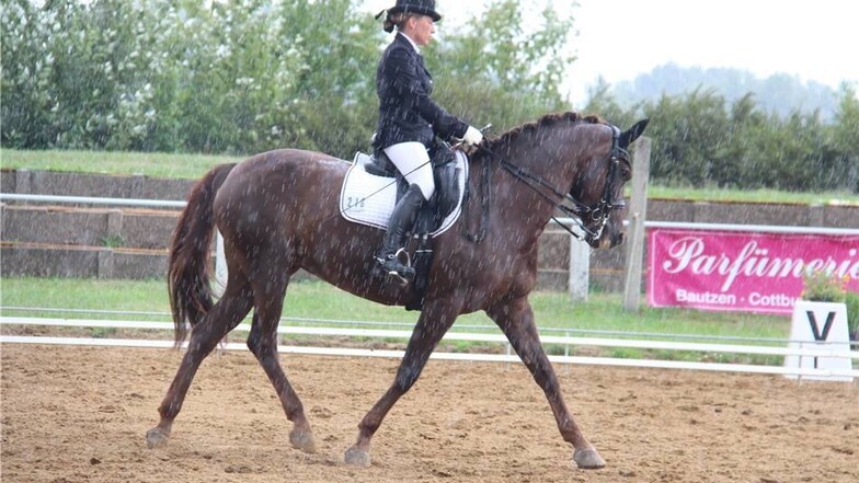Jana Kirsten aus Leipzig musste mit ihrem Pferd La Joli die Prüfung im Regen absolvieren.