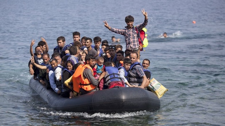 Flüchtlinge aus Syrien und Afghanistan erreichen mit ihrem Schlauchboot die Küste von Lesbos.