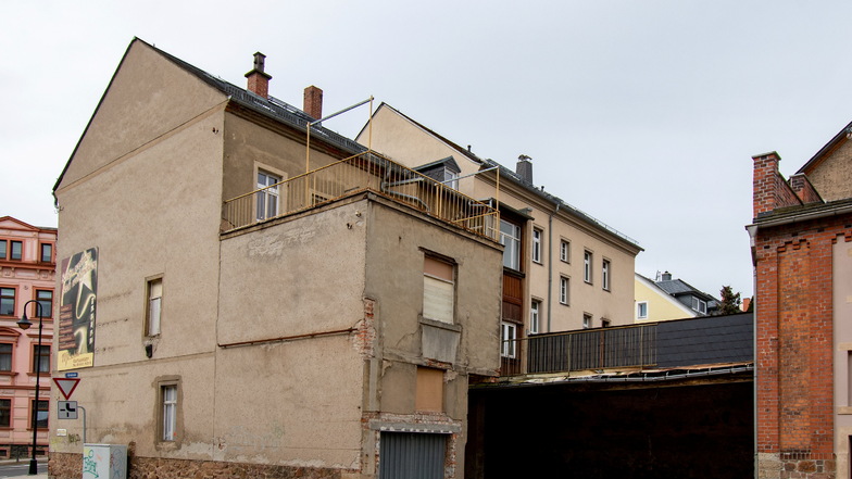Im Bereich des Hinterhofes der Bahnhofstraße 38 befinden sich marode Nebengebäude. Deren Abriss kann mithilfe eines Förderprogramms finanziert werden. Möglich wird das, weil sich das Grundstück im Sanierungsgebiet "Gründerzeit" befindet.