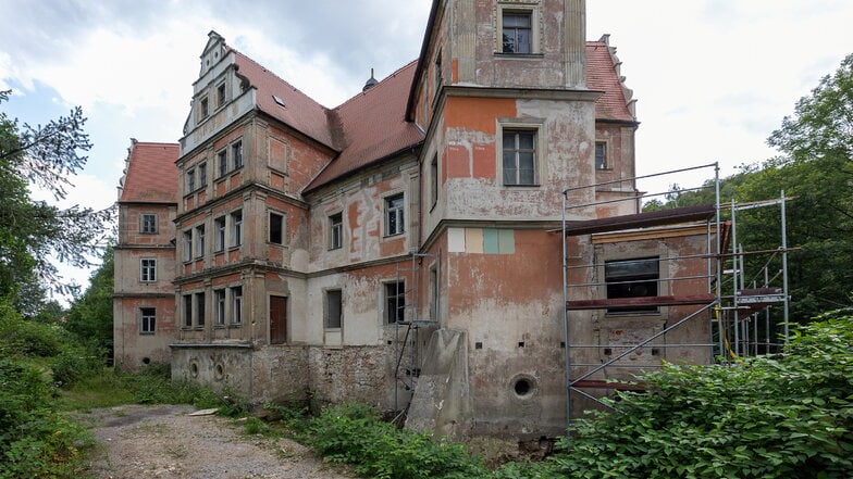 Schloss Rottwerndorf bei Pirna wird saniert. Derzeit lebt ein Hausmeisterpaar in dem Gebäude und schaut nach dem Rechten.