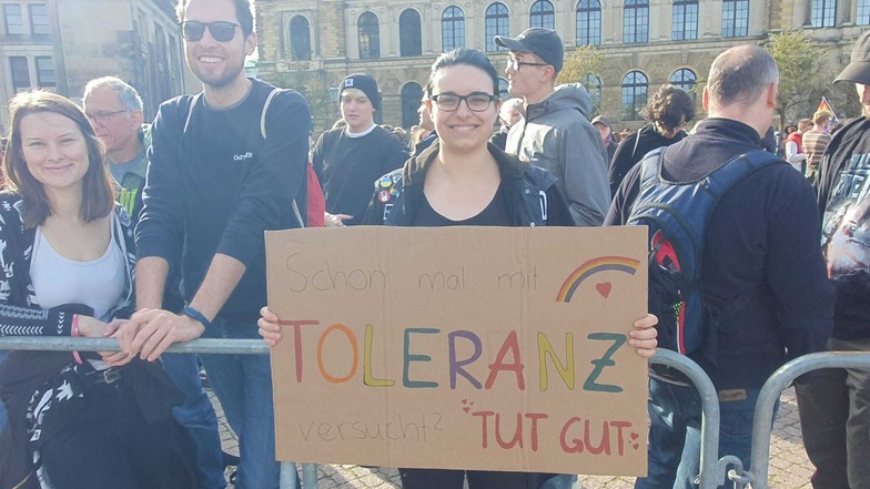 Antonia protestiert gegen die Fuchs-Demo auf dem Theaterplatz und für Toleranz.