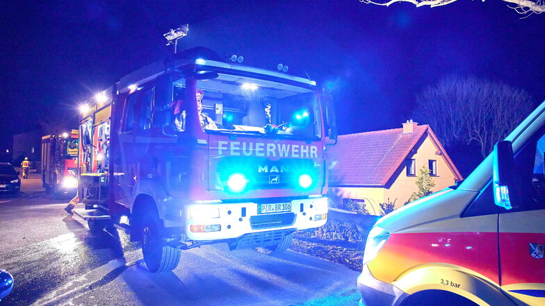 Der Brand einer Hecke in Röhrsdorf Anfang März hat eine Debatte um die Bezahlung von Feuerwehreinsätzen ausgelöst.