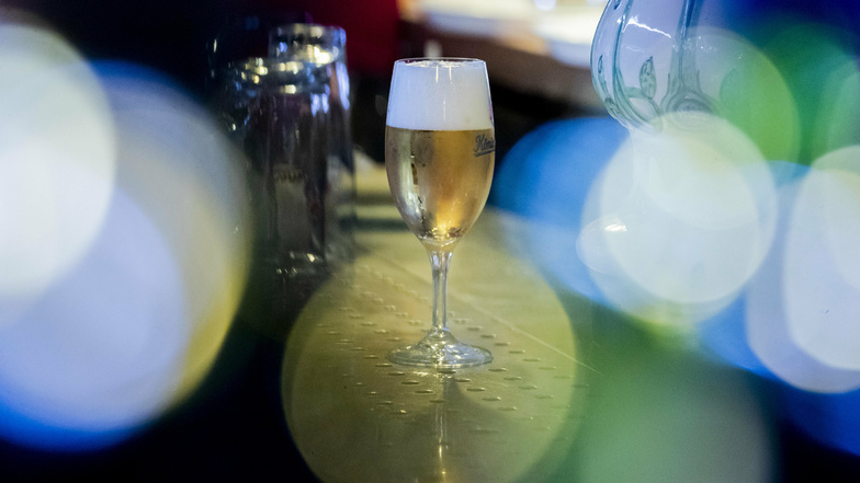 Wenn es nicht bei einem Bier bleibt: In der Corona-Krise wird mehr Alkohol getrunken.