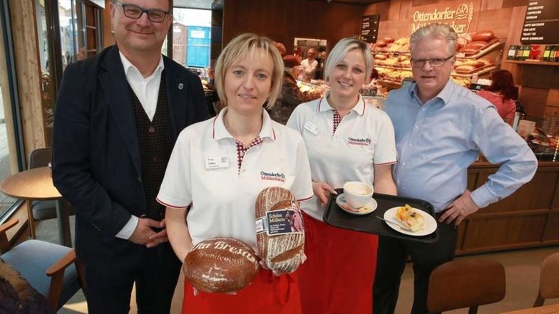 Der Ottendorfer Mühlenbäcker eröffnete am Montag seine neue Filiale mit Café in Königsbrück: (v.l.) Bürgermeister Heiko Driesnack, die Mitarbeiterinnen Anja Jähne und Mandy Zahnur sowie Geschäftsführer Volker Beduhn.
