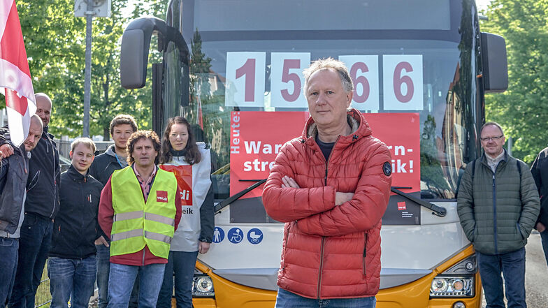 Busfahrer Ralf Thomas (Bildmitte) hat am Mittwoch wie viele Regiobus-Mitarbeiter im Landkreis Bautzen für höhere Löhne gestreikt.