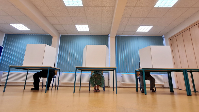 Drei besetzte Wahlkabinen: Ob es am Sonntag in den Wahllokalen auch so aussieht, ist wohl eher unwahrscheinlich.