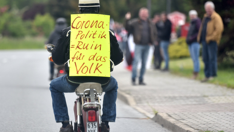 Protest auf dem Rücken: Corona-Maßnahmen-Gegner beim "stillen Protest" an der B96 in Oderwitz.