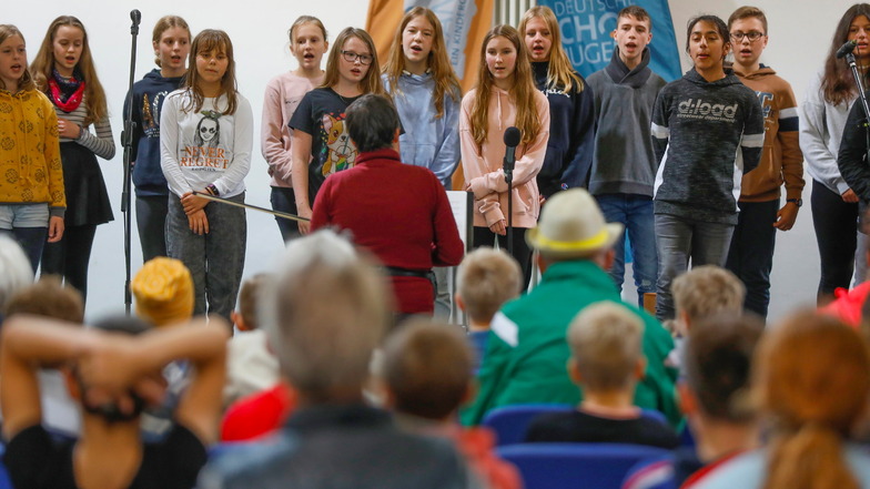 Der Singbus machte Station in Löbau. Kinder vom Geschwister-Scholl-Gymnasium gaben ein kleines Konzert.