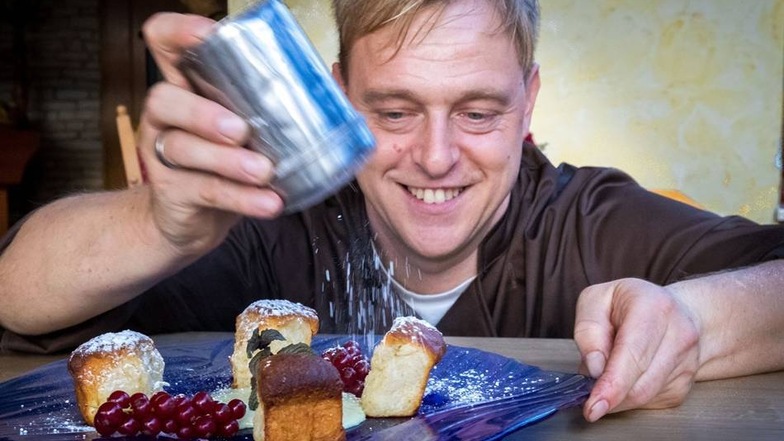 Süßer Schnee: Marco Möller macht eine Portion seiner hausgebackenen Buchteln mit Vanillesoße servierfertig.
