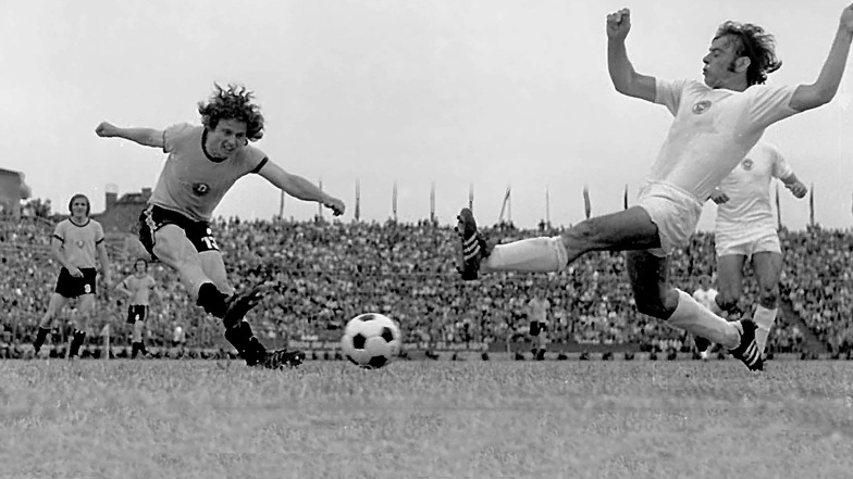 Frank Richter (links) am 14. Juni 1975 im Trikot von Dynamo Dresden im FDGB-Pokalendspiel zwischen Sachsenring Zwickau und Dynamo. Rechts kommt der Zwickauer Andreas Reichelt zu spät.