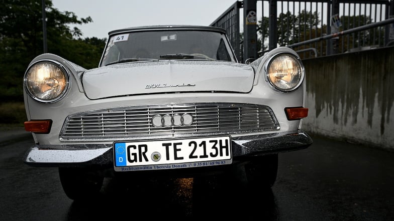 DKW Junior de Luxe, Baujahr 1962, mit Fahrerin Theresia Donath und Beifahrerin Carmen Budi.