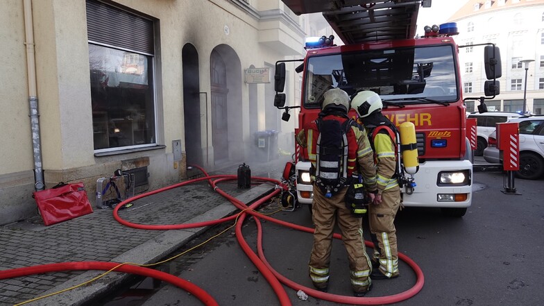 In einem Nagelstudio in Dresden-Mickten ist am Montag ein Feuer ausgebrochen.