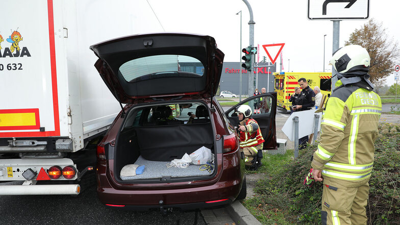 Ein Lkw schob am Dienstag einen Opel Astra an der Washingtonstraße in Dresden zur Seite.