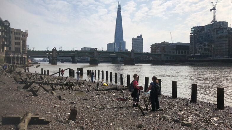 Blick auf das Ufer der Themse. Die Suche nach Gegenständen vergangener Zeiten am Flussufer wird immer populärer.